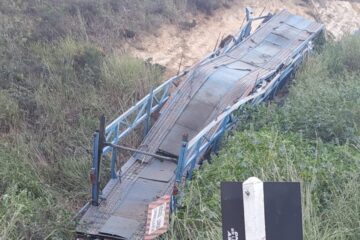Motorista morre em acidente com carreta na BR-251 em Minas