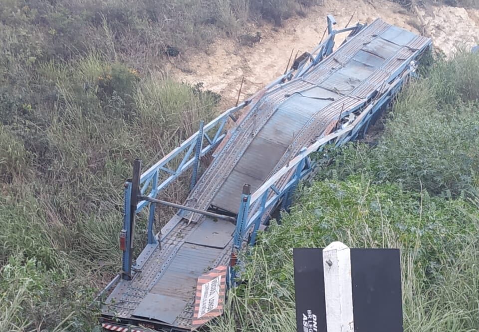 Motorista morre em acidente com carreta na BR-251 em Minas