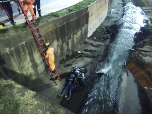 mulher-fica-ferida-apos-cair-com-motocicleta-no-canal-do-praia