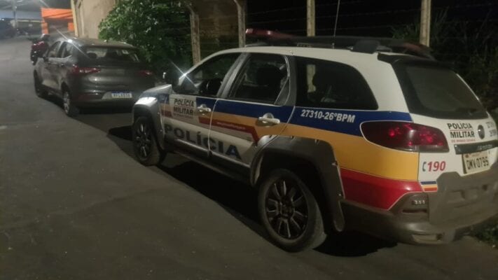 policia-encontra-carro-roubado-danificado-por-tiros
