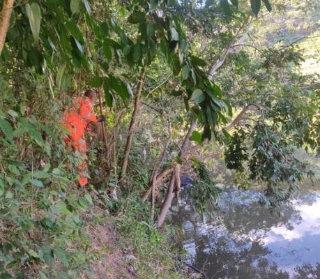 corpo-enrolado-em-lencol-e-encontrado-jogado-no-rio