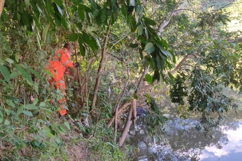 Corpo enrolado em lençol é encontrado jogado no rio