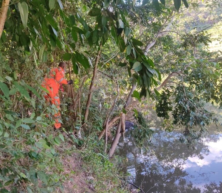 Corpo enrolado em lençol é encontrado jogado no rio