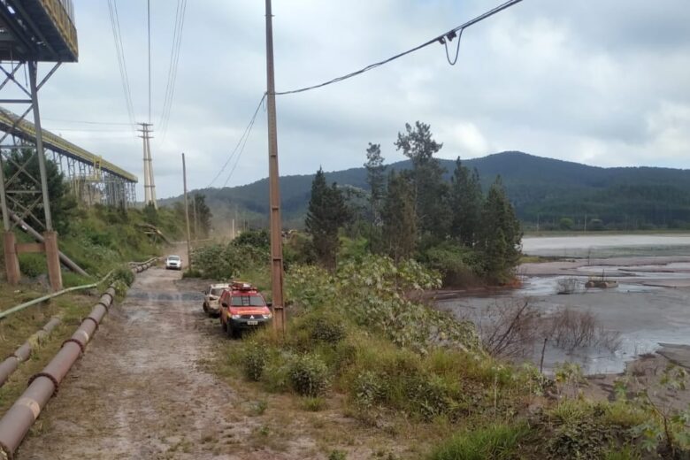 Bombeiros entram no 3º dia de buscas na área de rejeito da Vale