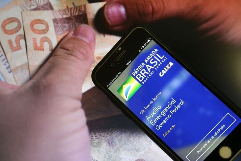 É oficial: Governo Federal confirma auxílio emergencial até outubro