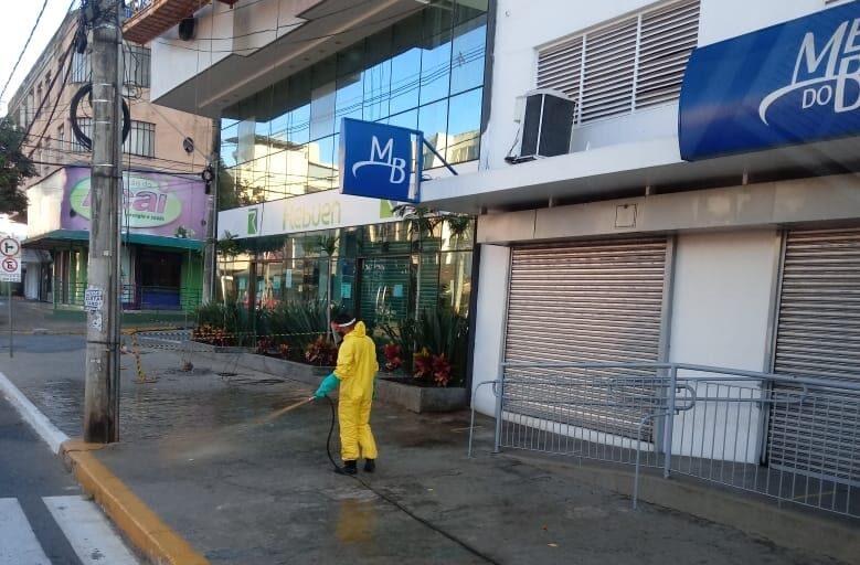 Agências bancárias e casas lotéricas recebem sanitização em Monlevade