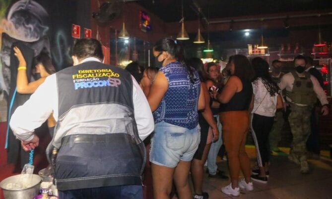 Blitz contra aglomeração fecha bingo e autua festa clandestina