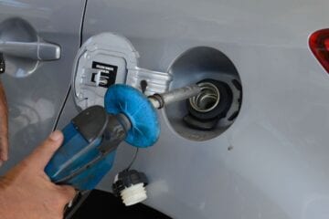 Petrobras anuncia queda de 2% no preço da gasolina às refinarias
