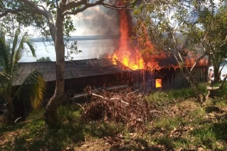 Pará: garimpeiros fecham comércio em cidade e incendeiam casas de indígenas