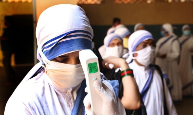 Covid-19: casos diários da Índia passam de 400 mil