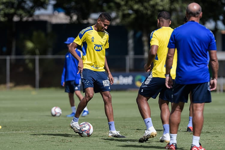 Após deixar jogo com dores, Adriano treina normalmente pelo Cruzeiro