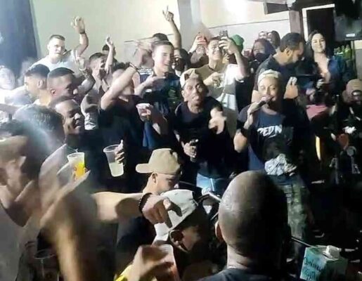 Farra em Lavras: pagode, bebida e aglomeração; veja vídeoImagens de uma festa com multidão foram compartilhadas nas redes sociais