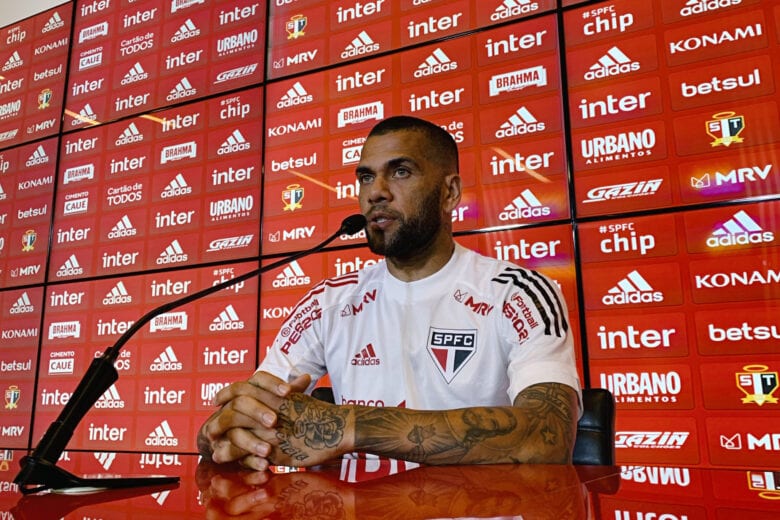 Dani Alves treina e pode reforçar o São Paulo contra Racing na Libertadores