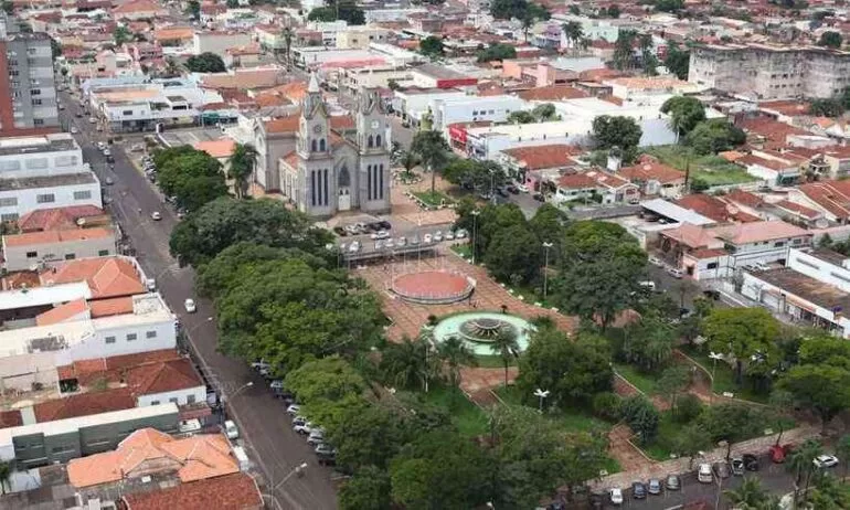 Homem tenta matar jovem, percebe que confundiu o alvo e volta atrás