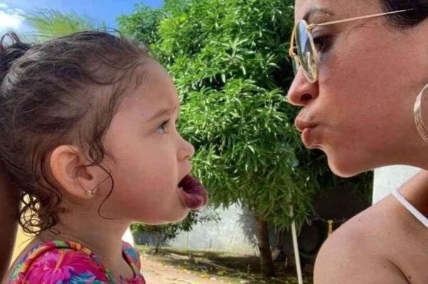 mãe menina luta