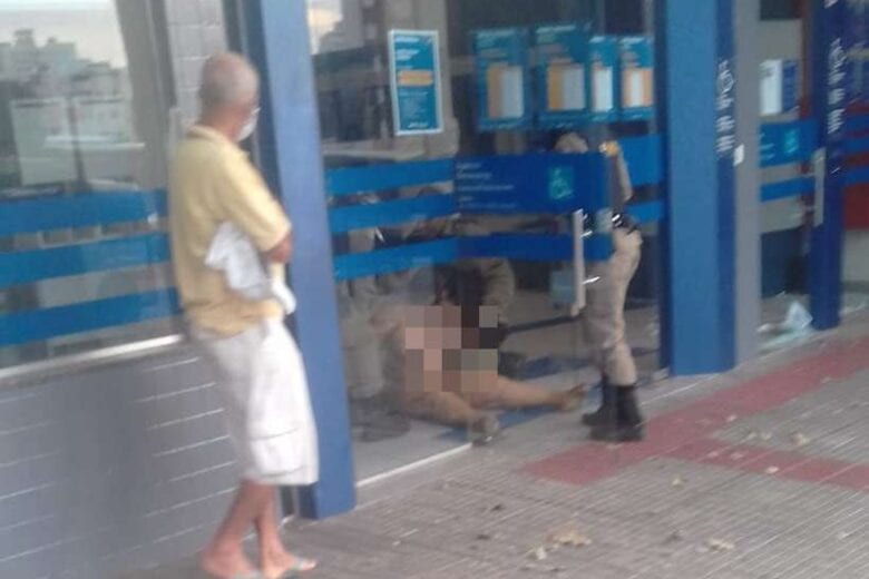 Mulher tira a roupa e depreda agência bancária