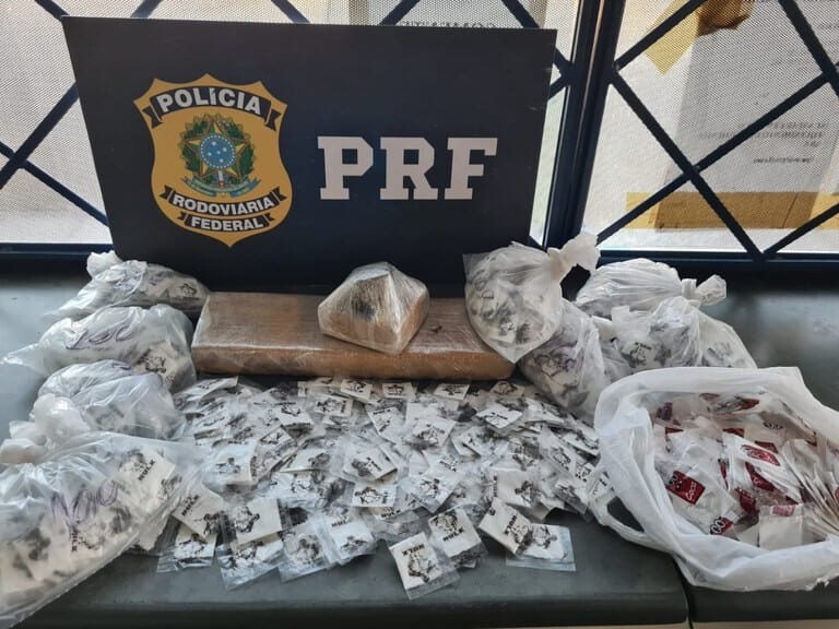 PRF apreende cocaína e maconha em ônibus de turismo, em Patos de Minas
