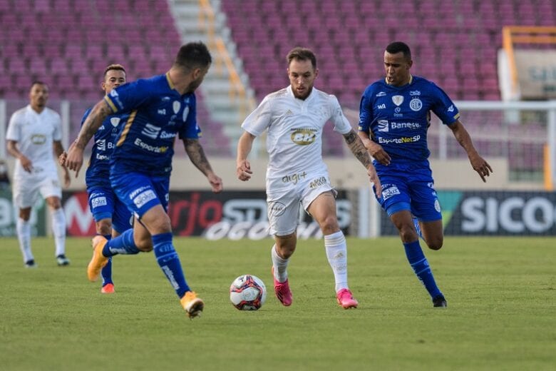 Com dois jogadores expulsos, Cruzeiro perde na estreia para o Confiança