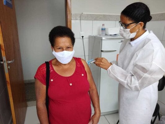 A aposentada Geralda Úrsula tomou a primeira dose contra Covid-19