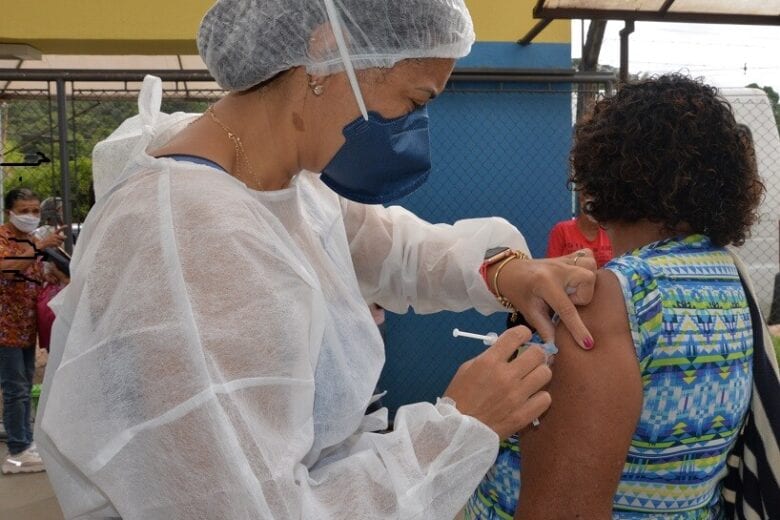 São Gonçalo do Rio Abaixo vacina idosos com 61 e 60 anos