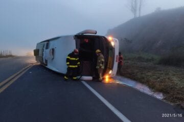 Ônibus da Gontijo tomba na BR-381; uma pessoa morre e nove ficam feridas