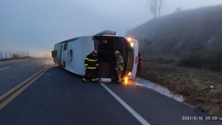 Ônibus da Gontijo tomba na BR-381; uma pessoa morre e 9 ficam feridas