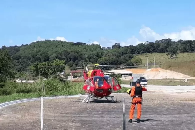 Mulher é arremessada para fora do carro após acidente na BR-381