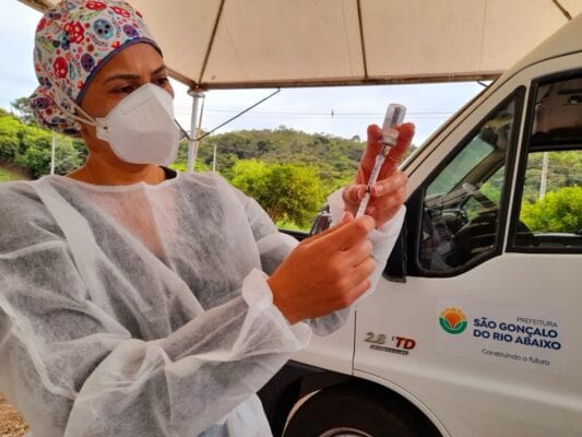 São Gonçalo: pessoas de 55 a 59 anos com comorbidades são vacinadas