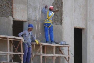 Procurando emprego? Empresa do ramo da construção civil está contratando pedreiro e ajudante