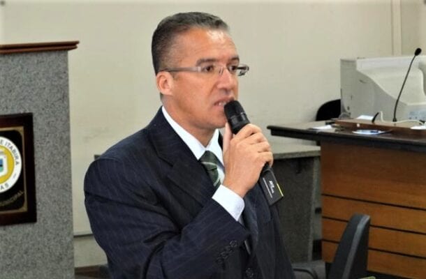 O prefeito Marco Antônio Lage (PSB) encaminhou para a Câmara de Itabira o projeto de lei nº 39/2021, que autoriza a revisão geral anual dos vencimentos e salários dos servidores municipais. O texto foi analisado pelos vereadores na tarde desta quinta-feira (27), durante a reunião de comissões temáticas, e liberado para votação em plenário — o que deve acontecer na próxima terça-feira, 1º de junho. [links] A Prefeitura de Itabira já havia comunicado que esse reajuste será de 5,45%, conforme o Índice Nacional de Preços ao Consumidor (INPC), tanto para o salário do funcionalismo público quanto para o cartão alimentação. A proposta foi negociada e aceita pelo Sindicato dos Trabalhadores e Servidores Públicos Municipais de Itabira (Sintsepmi). O reajuste previsto no projeto de lei nº 39/2021 será válido para os empregados da Empresa de Desenvolvimento de Itabira (Itaurb), Fundação Cultural Carlos Drummond de Andrade (FCCDA), Instituto de Previdência de Itabira (ItabiraPrev) e Prefeitura Municipal. Caso aprovado, o reajuste salarial será retroativo a 1º de março de 2021. [leiamais1] [leiamais2] [leiamais3] Como fica o Saae? De acordo com a Prefeitura de Itabira, os servidores do Serviço Autônomo de Água e Esgoto (Saae) terão seus salários reajustados conforme as determinações da Agencia Reguladora de Serviços de Abastecimento de [Agua e de Esgotamento Sanitário de Minas Gerais (Arsae-MG). Para isso, foi enviado para a Câmara de Itabira o projeto de lei nº 40/2021 — que também foi liberado para votação na próxima terça-feira. Assim como no caso dos demais servidores municipais, os funcionários do Saae também terão um reajuste salarial de 5,45% conforme o INPC. Em caso de aprovação, o aumento será retroativo a 1º de março de 2021.