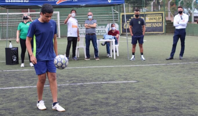 Quinze competidores disputaram final do I Campeonato de Embaixadinhas de Monlevade
