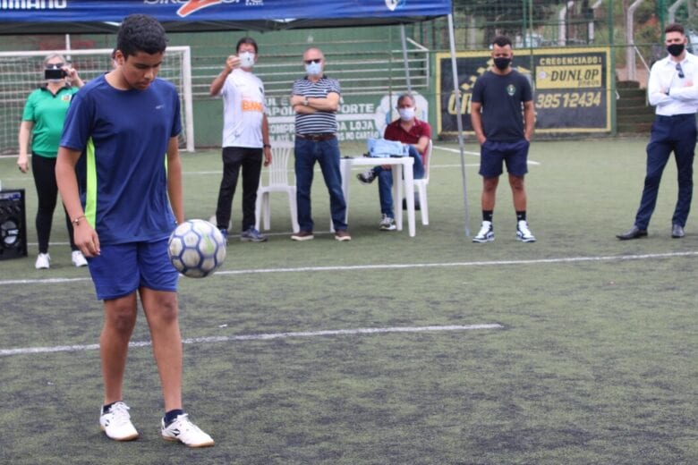 Quinze competidores disputaram final do I Campeonato de Embaixadinhas de Monlevade