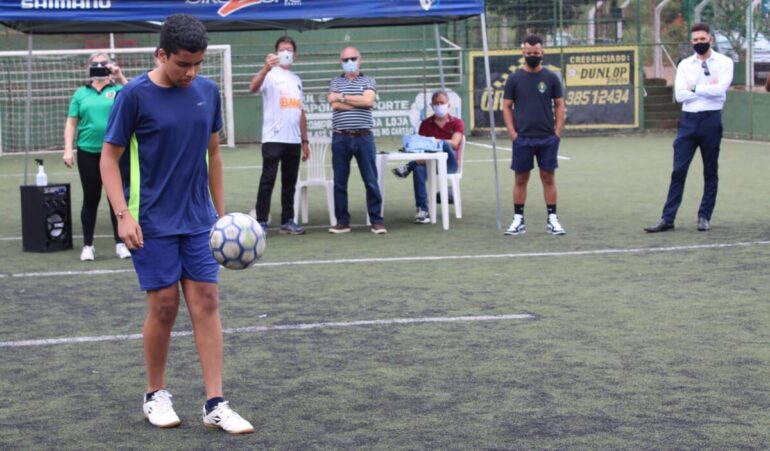 Quinze competidores disputaram final do I Campeonato de Embaixadinhas de Monlevade