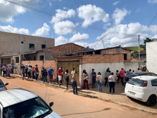 Aglomerações e longas filas marcam vacinação para pessoas com comorbidades em Itabira