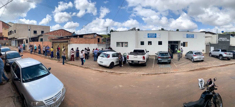 Aglomerações e longas filas marcam vacinação para pessoas com comorbidades em Itabira