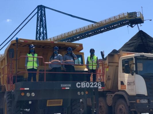 Ganhando espaço: conheça quatro operadoras de máquinas que trabalham na Mina do Andrade