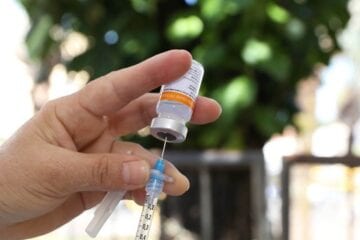 Técnica de enfermagem, marido e três amigos do casal são indiciados por desvio de vacinas