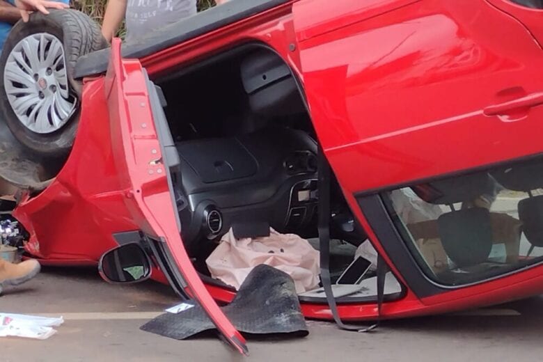 Mulher capota carro após desviar de cavalo no Água Fresca