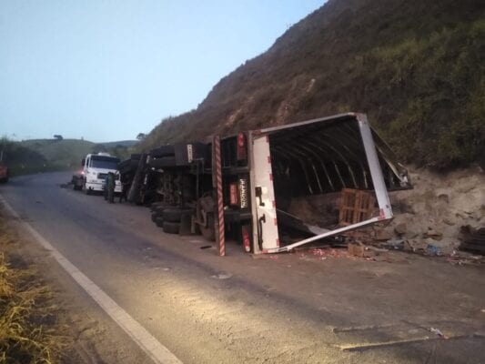 motorista-cai-no-bafometro-apos-tombar-carreta-na-estrada-de-nova-era