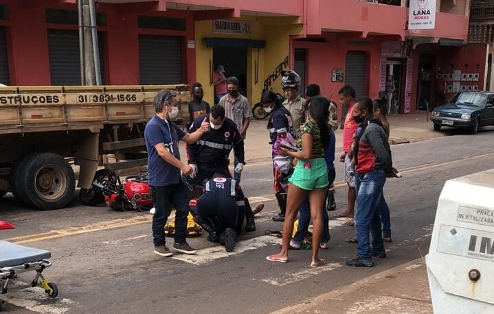 Mulher fica ferida em colisão com caminhão na rua Gameleira