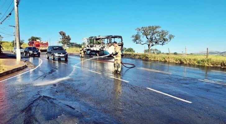 onibus-ficou-completamente-destruido-apos-incendio-em-itabira