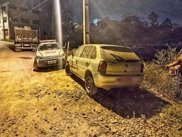 Polícia Militar acha carro roubado em Caratinga e abandonado em Monlevade