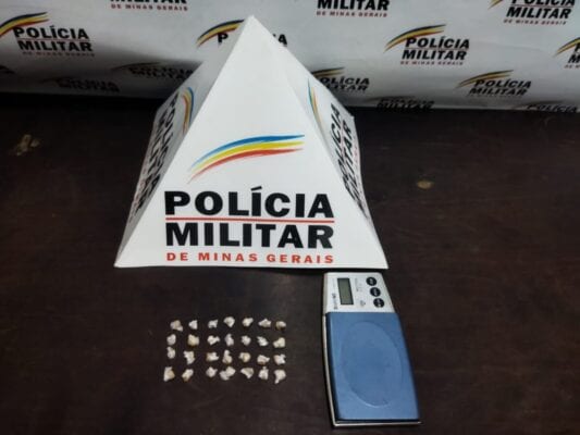 Polícia Militar apreende pedras de crack escondidas em lote vago em Santa Bárbara