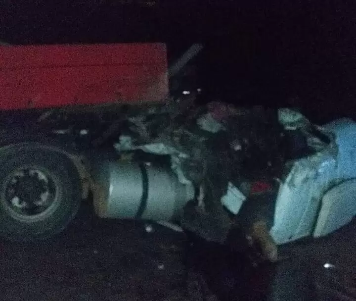 Motorista morre após tombar carreta e colidir contra caminhões na BR-040