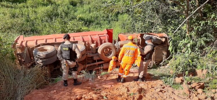 motorista-morre-ao-tentar-pular-de-caminhao-que-tombou-em-ribanceira