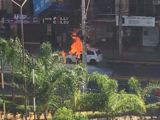 Carro pega fogo no Centro de João Monlevade; confira fotos