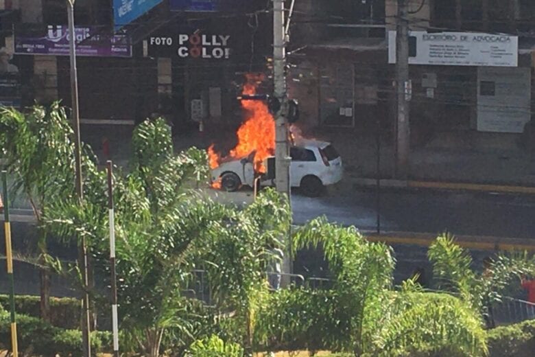 Carro pega fogo no Centro de João Monlevade; confira fotos