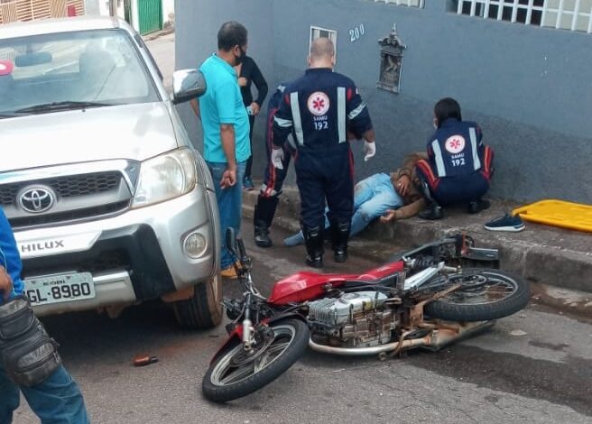 Motociclista é surpreendido por caminhonete na contramão