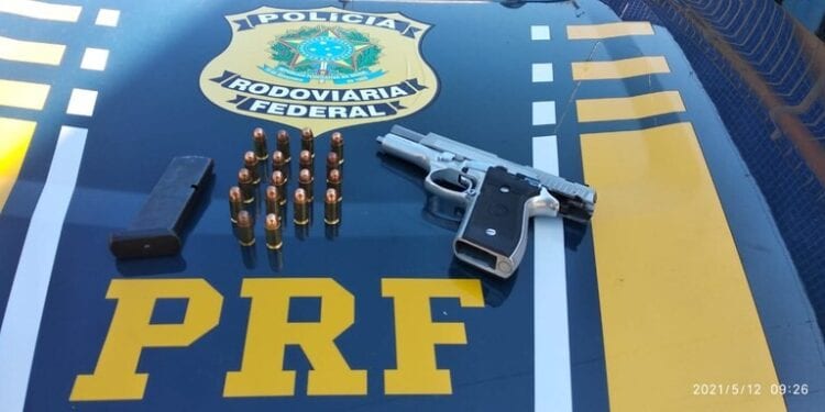 mulher-e-presa-transportando-pistola-de-uso-restrito-das-forcas-armadas