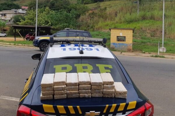 prf-apreende-26-kg-de-crack-escondidos-em-automovel-em-leopoldina